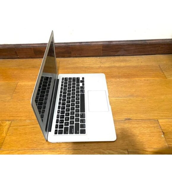 Macbook Air 13.3" Laptop - Intel Core i5 with 4GB Memory - 128GB SSD - Silver - Picture 7 of 10